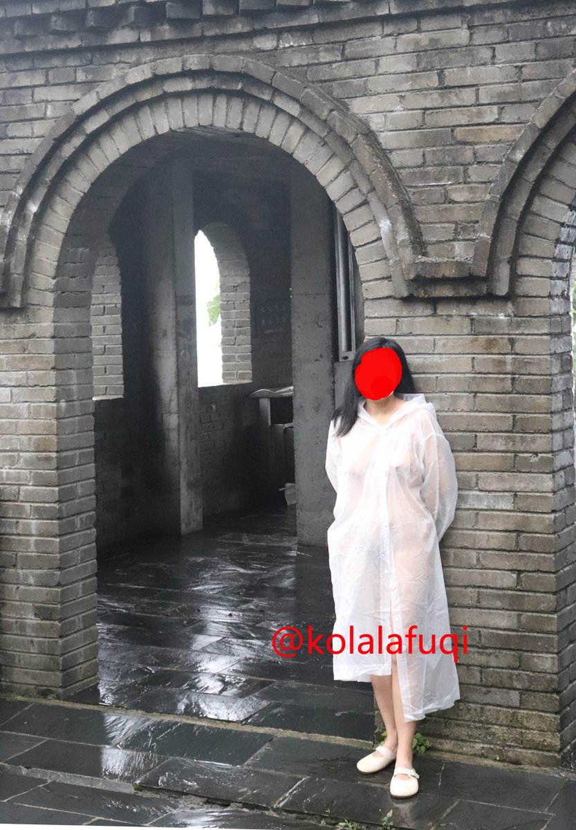 透明雨衣
雨后的公园人不多，但刚才不远走过的环卫大爷还是让爱妻紧张。我安慰爱妻，没事其实从外面看，这个衣服根本不透，看不出来，你们说呢？
 @luchu888 https://t.co/XbSAj2wDjy