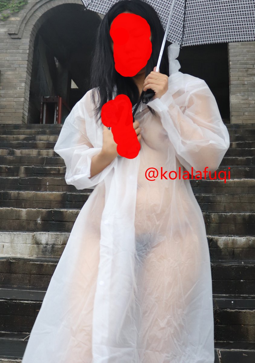 透明雨衣
雨后的公园人不多，但刚才不远走过的环卫大爷还是让爱妻紧张。我安慰爱妻，没事其实从外面看，这个衣服根本不透，看不出来，你们说呢？
 @luchu888 https://t.co/XbSAj2wDjy