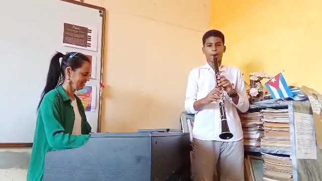 lamamitadeNino's tweet photo. Rafael González, alumno de clarinete de la escuela elemental de arte Leonardo Luberta de #IslaDeLaJuventud, alcanzó el 2do premio en la categoría 12-14 años del Concurso Nacional de Música 2024 que auspicia el Fondo de Arte Joven y la UNICEF #PeriodicoVictoria https://t.co/vmp8JP4nf9