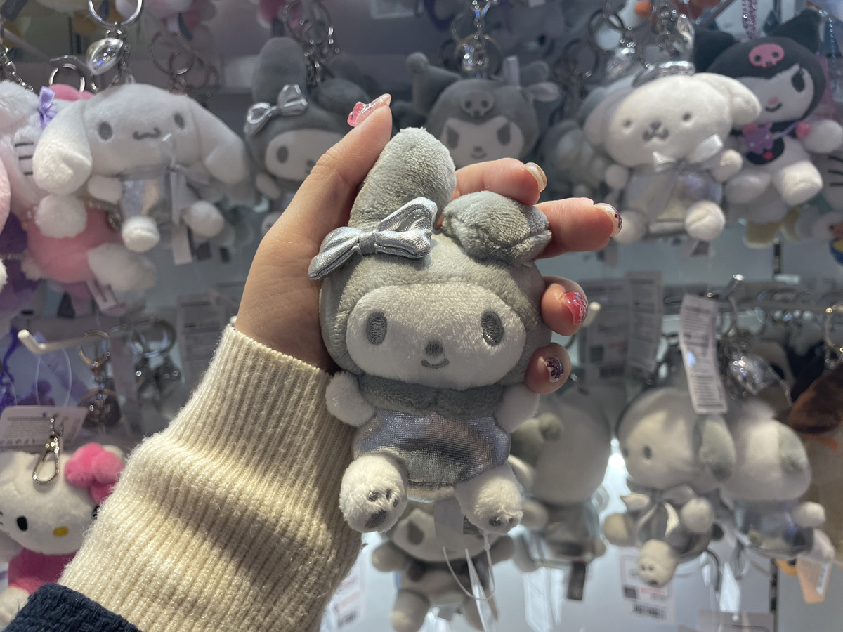 韓国女子たちのバックによく付いているシルバーのサンリオキーホルダー