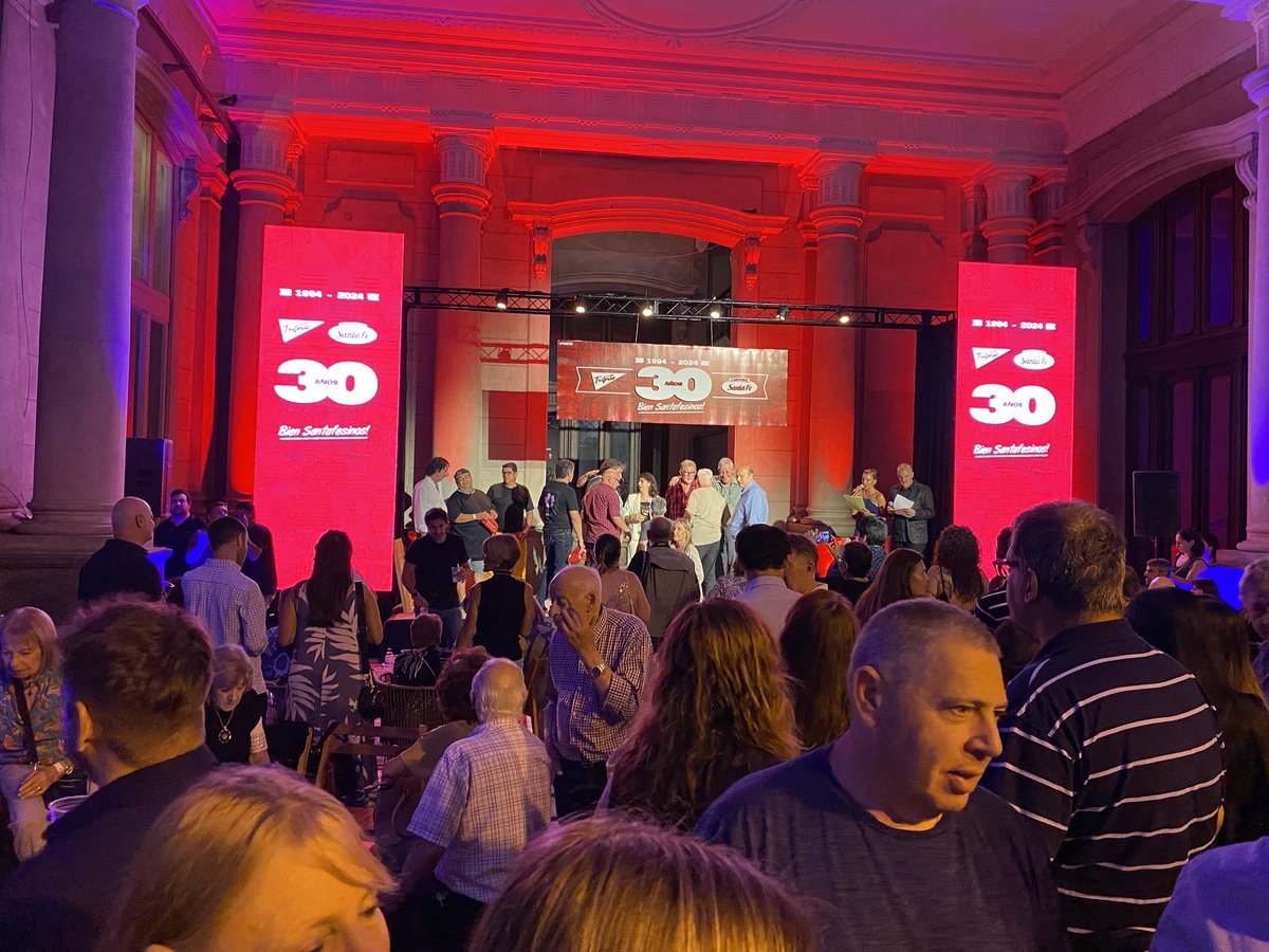adrianamolina20's tweet photo. 👏🏻 Esta noche estuve con el Gobernador @maxipullaro en la Estación Belgrano celebrando el aniversario número 30 de Grupo Triferto.
🤩 Con lisos y música local se vivió un festejo bien santafesino.
#Aniversario #Festejo #Choperia #Triferto https://t.co/rWXrJdLr8u