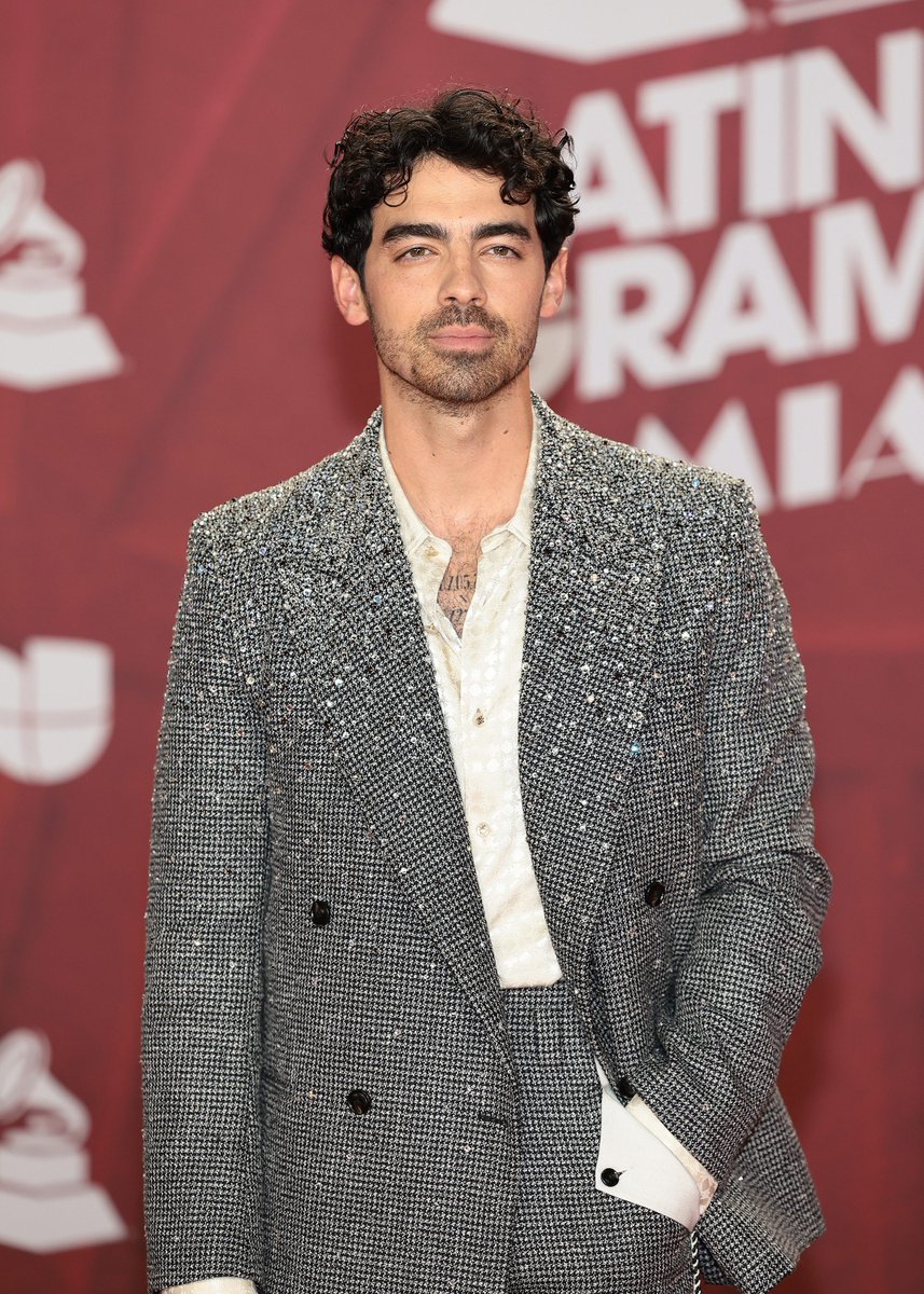 #LatinGrammyTR | Joe Jonas llega a la alfombra roja de la 25° edición de los Latin Grammys 😍🎶