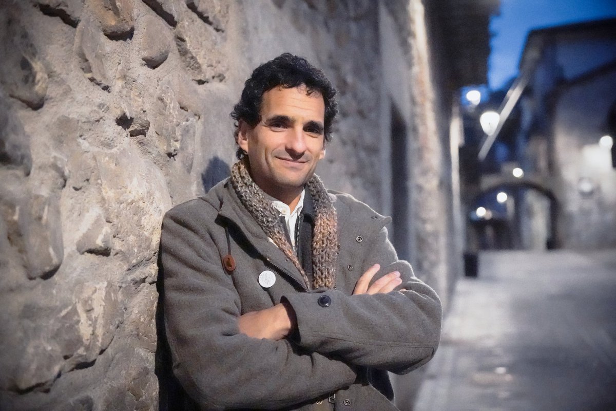 "Tokiko hedabideak euskararentzako ikaragarrizko altxorra dira

Uste dut hedabide nazionaletan aritzen garenok euskara batuan aritu  behar dugula, baina  gatza eta piperrarekin.

Hizkuntza da kazetarion tresna, eta zaintzen ez  badugu..."

berria.eus/lurraldeak/gip…