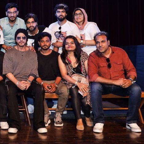 Ek_Ram786's tweet photo. Finally, Moment of LiFe came 💯🥰 spent time with @iamsrk ..talk with Him also Shakehand ...Rab Ka shukriya ...
@Adib_Vlogs @pooja_dadlani @KarunaBadwal @RedChilliesEnt
MegaStar #ShahRukhKhan𓀠 https://t.co/rK42MCrfeK