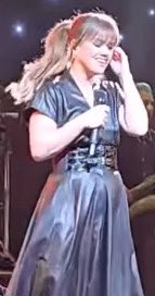 AmyElden's tweet photo. … #KellyClarkson #privetevent #barefoot #SUBG #ponytail #longblackdress #mamma #mammaKC #queen #queenKelly #queenKC #KC … ✨✨✨
@kellyclarkson … ❤️❤️❤️ https://t.co/kg8kLfYVTw