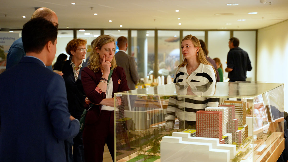 Het Haagse centrum verdubbelt tot 2040! Tijdens de CID Dag bespraken gemeente, ontwikkelaars, bewoners, studenten en innovatieve organisaties de toekomstplannen voor het #CentralInnovationDistrict (CID).  🏙️

Dit gebied rond de stations Den haag centraal, Laan van NOI en Hollands