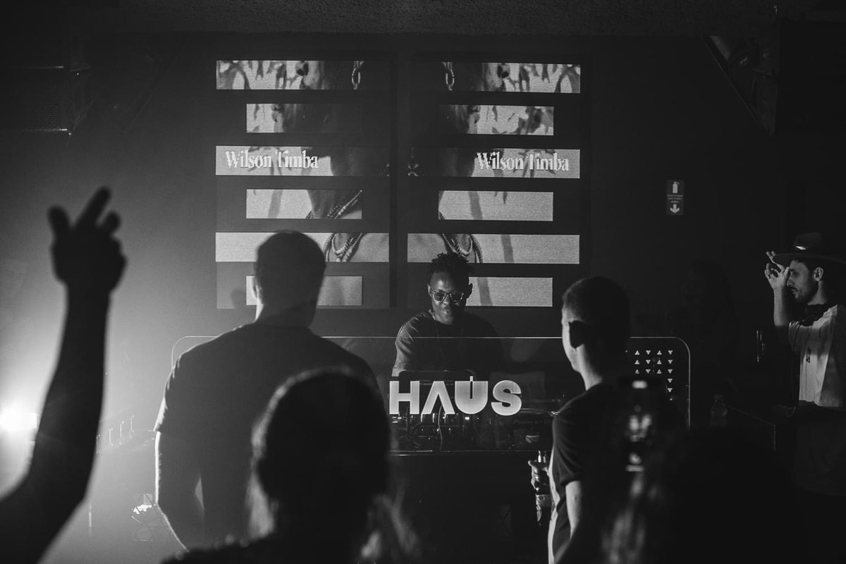 iamwilsontimba's tweet photo. Primeira parada no Brasil 🇧🇷 e já começamos com tudo! @dhausclub, sexta incrível foi essa! Valeu demais, @moretedj pelo convite🌍🎶
#AfroHouse #Dhaus #BrazilTour #Timba https://t.co/0pcQWAzVFW