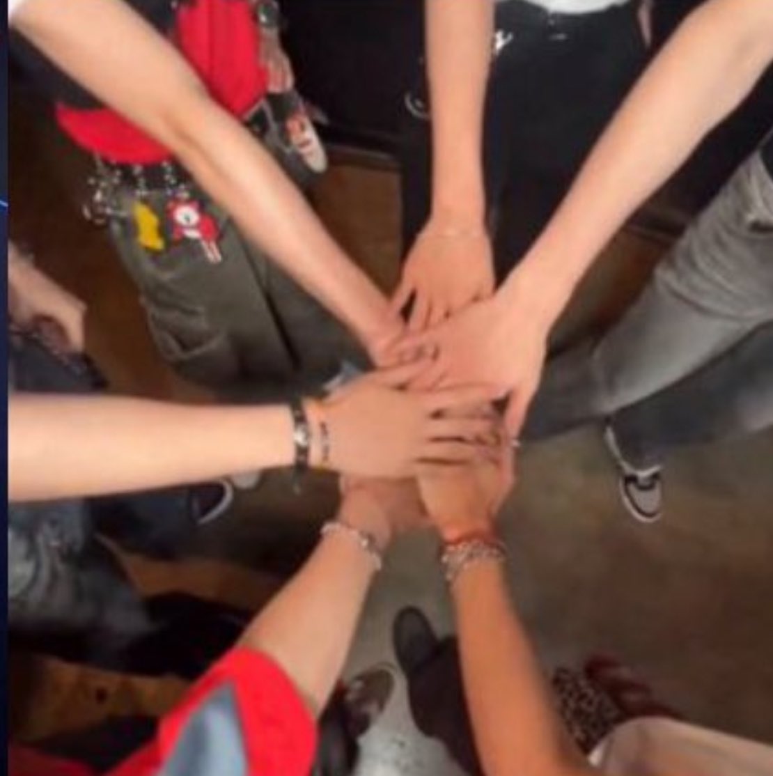 squiddey02's tweet photo. Yall will never convince me these were all coincidences…

RII7E FOREVER
@SMTOWNGLOBAL
@MnetMAMA
#WEWANTSEUNGHANBACKTORIIZE #MAMARespectRII7EStory #SM은_최악_회사다 #홍승한_사랑해 https://t.co/u9xoPJOiEN