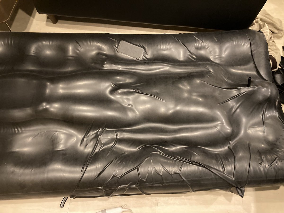 sunset7752's tweet image. 夏購入したバキュームマットにMクン入れて空気抜いた。