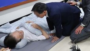 짤툰아님)

"일어나 씨발아, 너 25일 선고 또 있어"