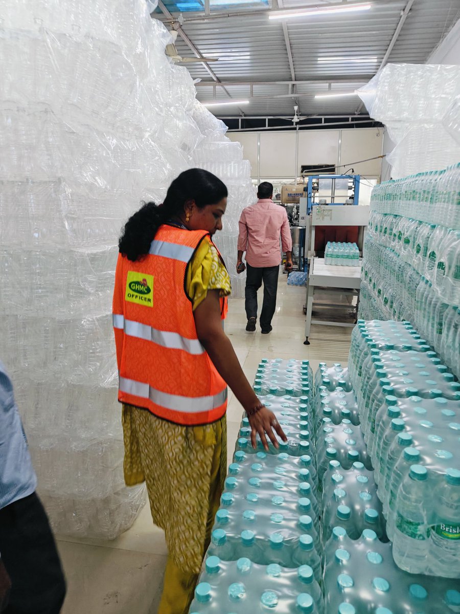 jsuryareddy's tweet image. Alert #Hyderabadi may be you having #Substandard #BottledWater, 'Brislehri', 'Kelvey', 'Nature’s Pure'.. over 19000 litres of substandard water seized in #Hyderabad by #FoodSafety officials.

In a major crackdown on sub-standard Bottled #Water, Food Safety officers of @GHMCOnline
