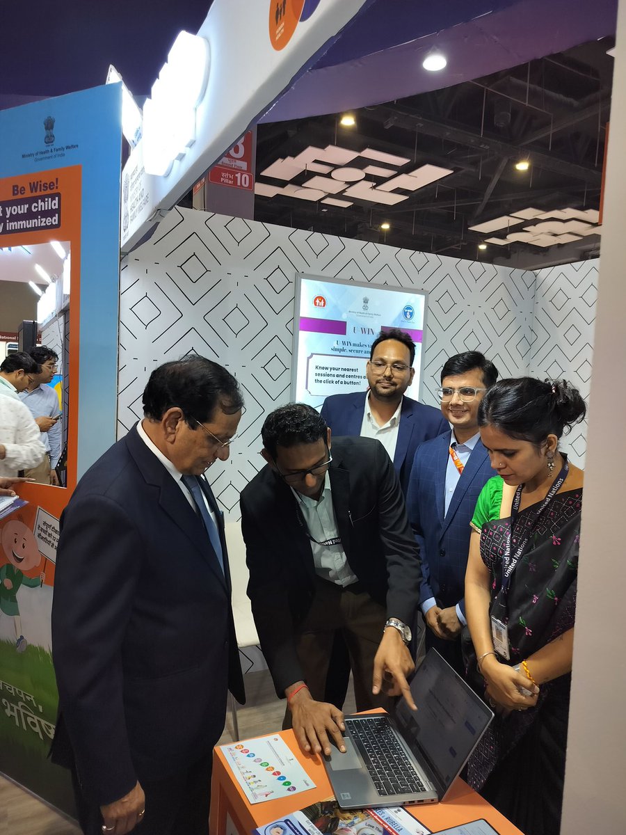 UNDP_India's tweet photo. #Technology has revolutionised 🇮🇳’s #Immunization drive.

Dr. V.K. Paul, Member (Health), @NITIAayog, observed #UWIN in action at the Health Pavilion at @ITPODesk.

With UWIN, @UNDP_India is supporting @MoHFW_INDIA  to efficiently track vaccines for newborns &amp; pregnant women. https://t.co/0jUWTICYIO