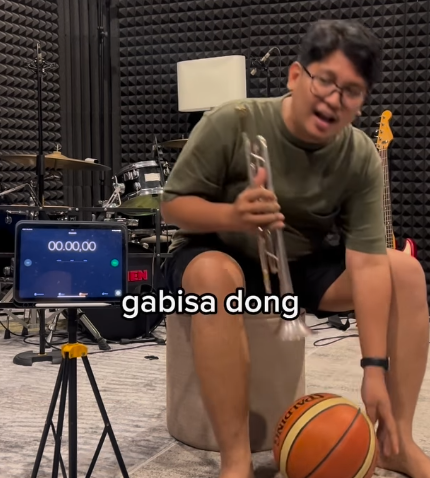 SenjienOfficial's tweet photo. @harleymax ditantang sama @nissiwardoyo buat ngikutin line Cherokee by Ray Noble yang dibawain oleh UNT One O’Clock Lab Band, kira2 menurut kalian gimana? #senjien https://t.co/atGAphX8iW