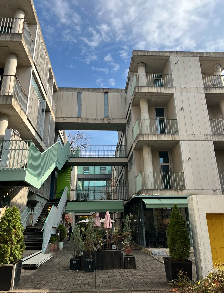 📍북카페눈

숙소 직원분이 혜선이 포토카드 알아보시고 근처에 나해리 촬영지 있대서 다녀왔다🤍
다녀오니까 은호해리 너무 그립잖아 ㅜ.ㅜ…