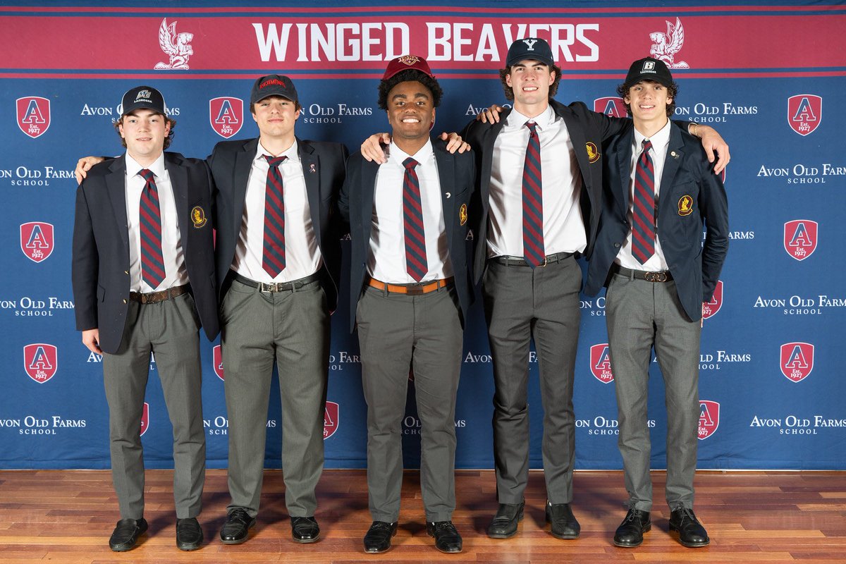 Pen to paper ✍🏼 

Proud of this group on their commitment to play at the next level!