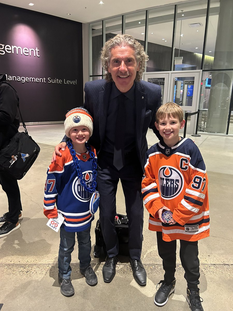 Hallzy82's tweet photo. Mini Gene right there! Thanks again Gene! @GenePrincipe @EdmontonOilers https://t.co/XyLp2zA8lb