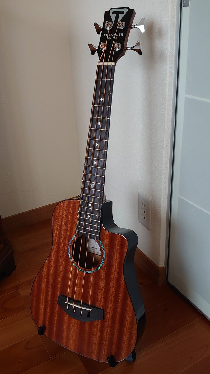 T_Honda_E3's tweet photo. 久々に楽器を購入。
#トラベラーギター 製の #ミニベース。
「ちゃんと鳴るベースの小型化は、これが限界だろう」という、キワキワを狙ったサイズ感。まさに私好みのチャレンジ。何より見た目が綺麗だし、ネック周りの仕上げも申し分ない。
実に可愛い1本。
#TravelerGuitar
#Redlands
#MiniBass https://t.co/1x1vGRZOLk