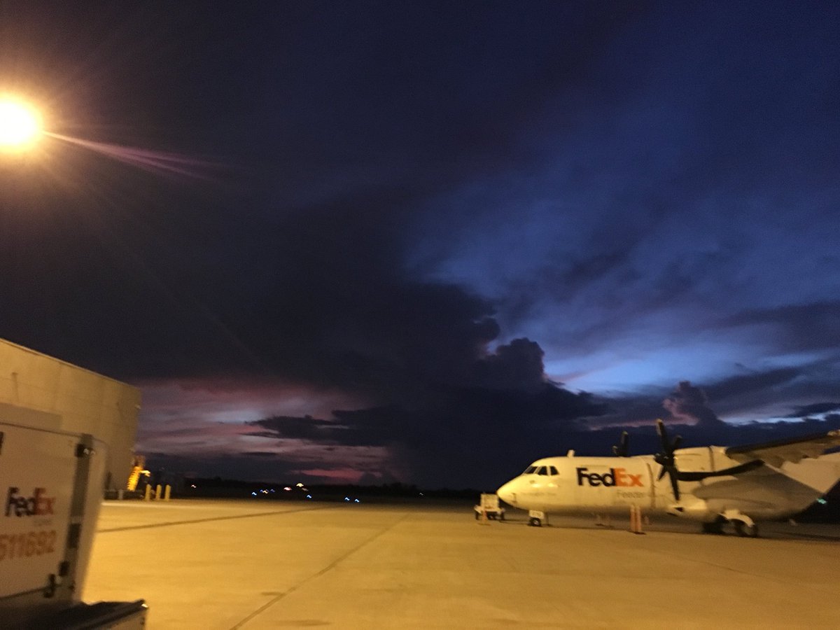 stephiebooX2's tweet image. When I used to load cargo and catch the most beautiful evening skies! 🥰 #fedexexpress #twilight