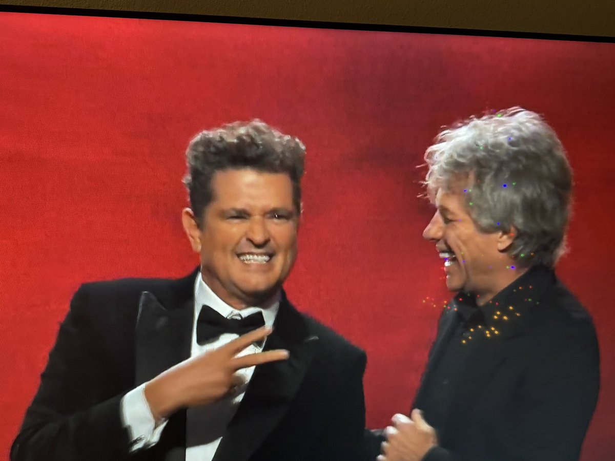 Jon Bon Jovi le entrega el premio de la Persona del año en los #LatinGrammy a nuestro <a href="/carlosvives/">Carlos Vives</a>