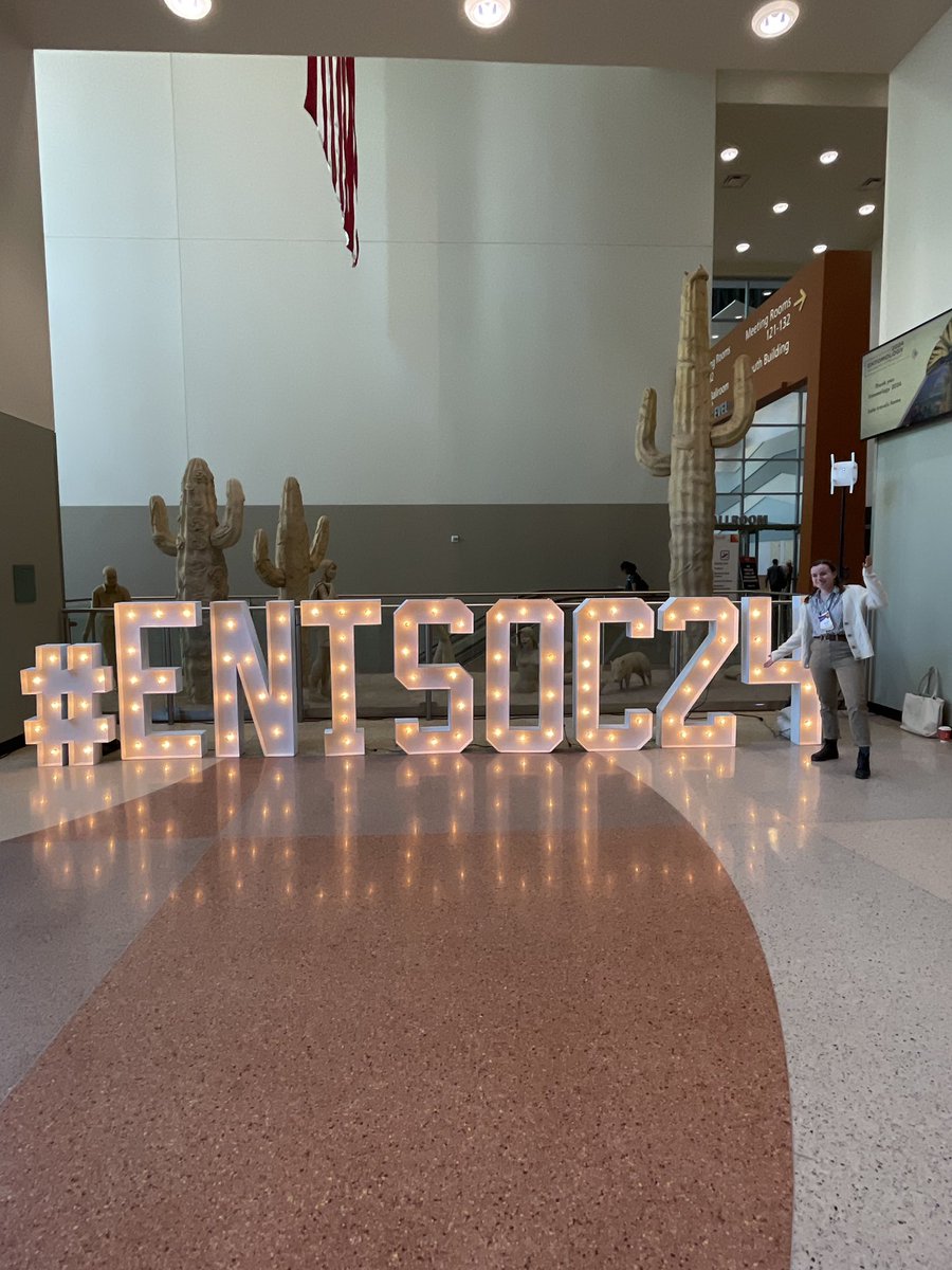 ChristineFav's tweet photo. Always an honor to attend the @EntsocAmerica meeting!! 🌵🐝💕 https://t.co/myQSFLjBju