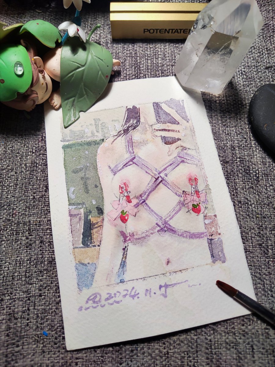 昨晚睡觉前小画一张～
蝴蝶结和小草莓好可爱哇！
素材：@qixi_70 
抄送：@Fengsiyuan 
#水彩 #水彩画 #人体 #水彩人体 #露出 #绳缚 #bdsm #乳夹 https://t.co/GnjLuBWM9F