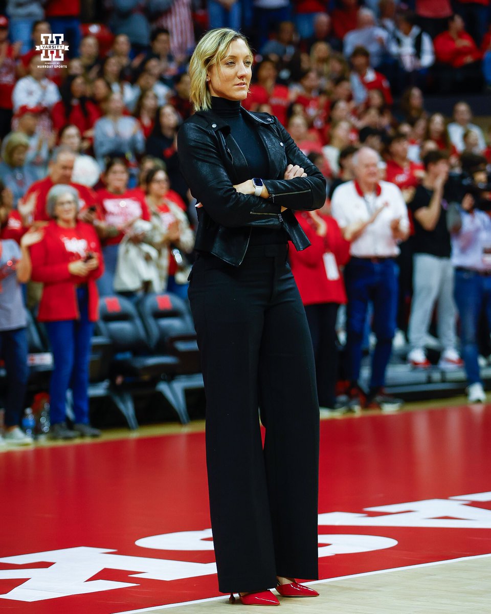 HailVarsity's tweet photo. The Governor serving looks tonight 💅 https://t.co/VFmFHg8pne