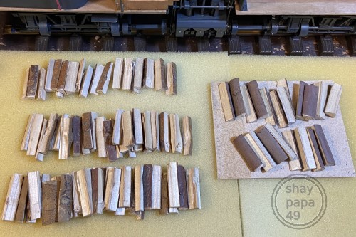 shaypapa49's tweet photo. Shay 用の薪の追加。ネット上で模型の薪を綺麗にカットする方法を見つけたのでやってみた。その結果が右。木の種類にもよると思うが、綺麗にでき過ぎてしまったようだ。模型のリアリティーとは何かを考えさせられる。
#shaylocomotive #modeltrain #鉄道模型
#Gゲージ #Fn3 #シェイ #機関車 https://t.co/P6ex9Ucz9h