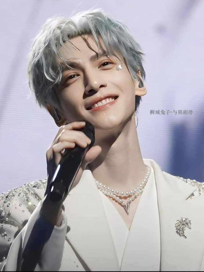Leosbunny2807's tweet photo. Luo Yunxi🦁: As long as our hearts don't change, we'll always be young, right?☁️
Me🐰 : No matter whether your heart changes or doesn't change, you'll always be young, Ok ?☺️
#LuoYunxi
#FirstSoloConcert https://t.co/3QrLH2oo6q