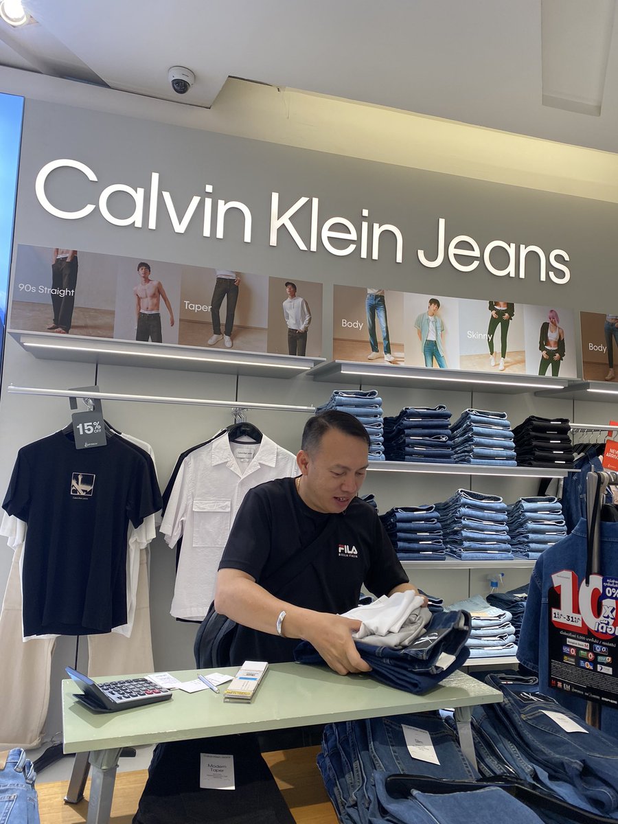 TimHortons21131's tweet photo. ❤️十月十四❤️
14 November 2024
Happy Thursday 
💘💘💘

CK World 
Calvin Klein Jeans 👖+ 2 T-shirt 
9,385 Baht = SGD361 https://t.co/RK8oSbdm0F