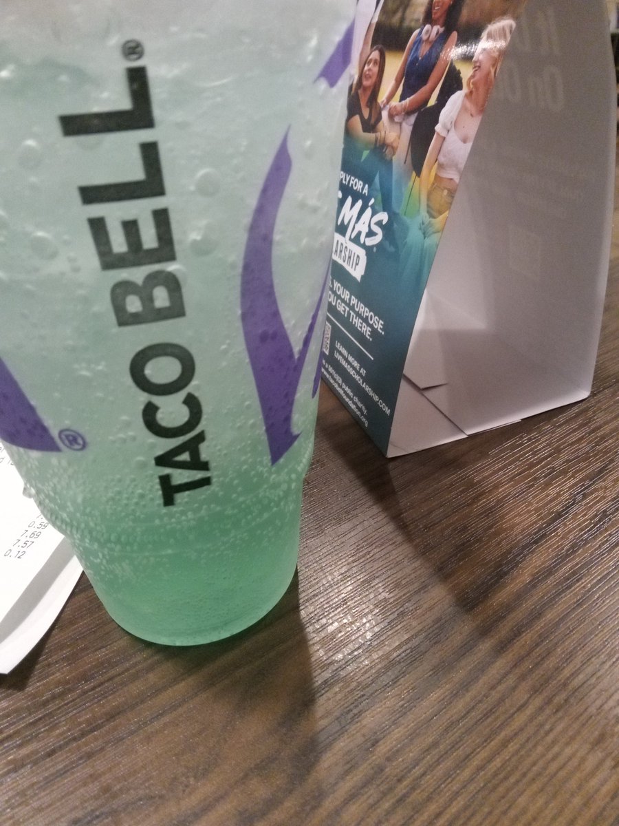 FTEEZY85's tweet photo. the lady behind the counter walked up to this guy and said (sorry somebody took your food) 

Yo $10 worth 😂😂😂🧐 #TBell https://t.co/K2jdzjFyB7