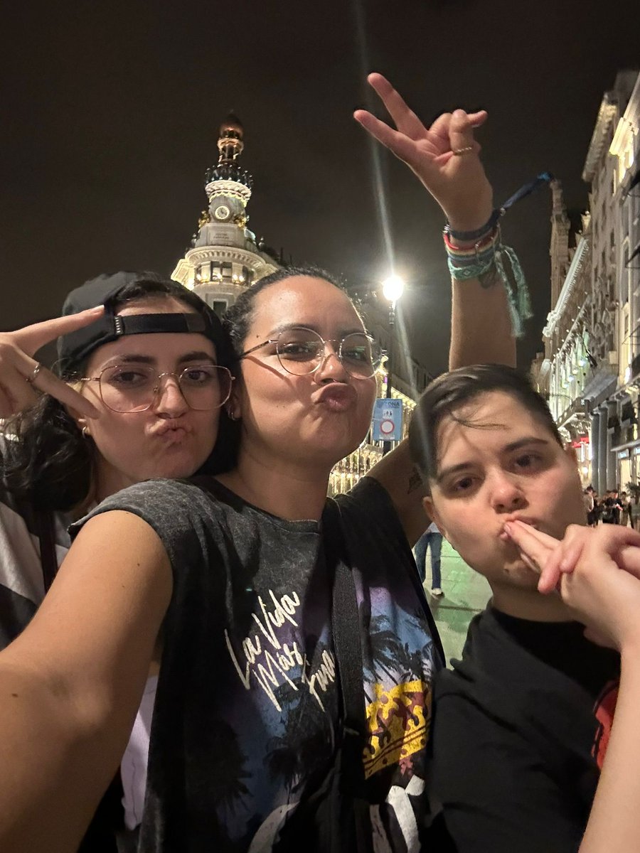 Muchísimas felicidades <a href="/root_rah/">Cris-rah the Ninth 🏳‍🌈</a>!!! 🥳🥳 Ha sido una suerte encontrarnos en este lindo viaje, espero que podamos seguir celebrando la vida juntas por muchos años 💜