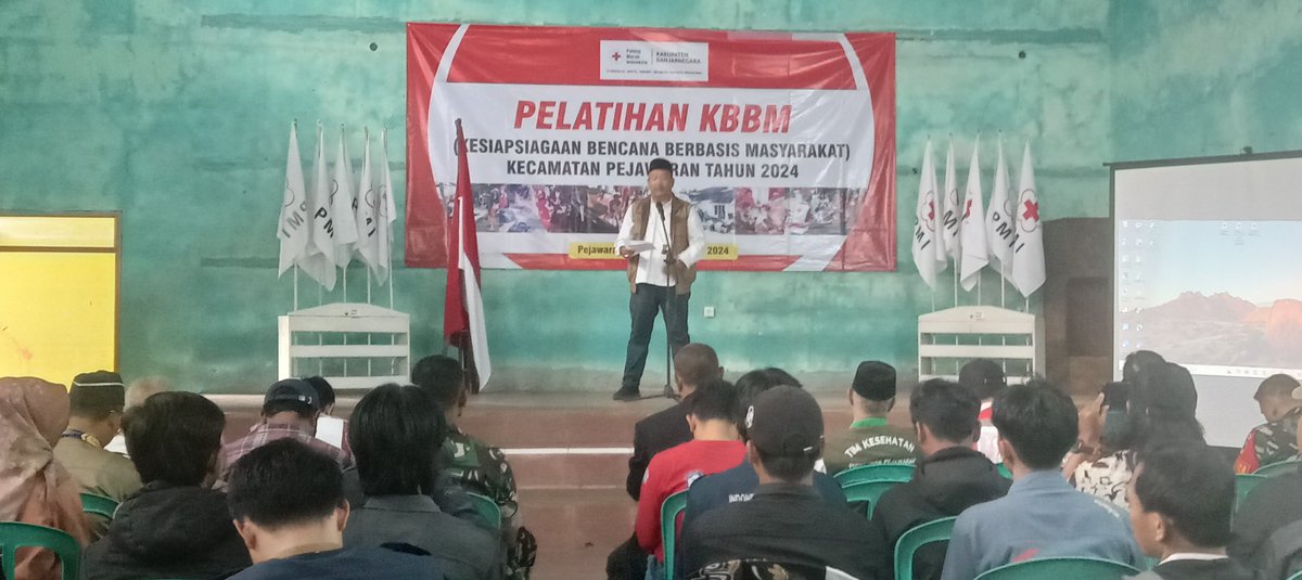 Kabid penanggulangan bencana alam PMI Banjarnegara <a href="/andrikomplong/">Andri Sulistyo</a> sampaikan laporan kegiatan pelatihan kesiapsiagaan siagaan bencana berbasis masyarakat (KBBM) Kec. Pejawaran di MTS Muh. Sarwodadi (15/11)

Pelatihan diikuti oleh 36 relawan perwakilan desa di Pejawaran