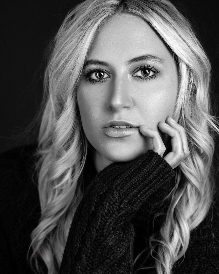 katedecoste's tweet photo. When that sweater weather hits, it's all cozy knits and camera clicks, baby. 🍁📸✨
#fallvibes #portraits #sweaterweather #katedecostephotography #nebraskaheadshots #nebraskaportraits #portraitphotography https://t.co/6jzOYoNBLW