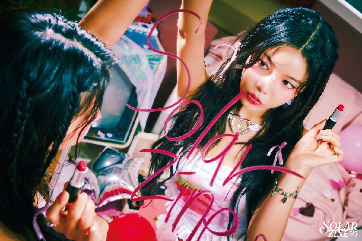 RBW_MAMAMOO's tweet photo. [#솔라]

솔라(Solar) 2025 SEASON’S 
GREETINGS [SOLARZINE’25]

💄 CONCEPT PHOTO 💄

#Solar #시즌그리팅 
#SOLARZINE25 https://t.co/L8awGvCsID
