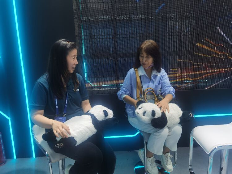 ILoveFutian's tweet photo. 🤖 On Nov 14 at the #Futian area of the 26th #CHTF, a vibrant atmosphere welcomed AI industry enterprises. The Futian pavilion features Elephant Robotics and China Coal Technology & Engineering Group, showcasing cutting-edge tech and the unique "Futian phenomenon", injecting vitality into robotics.
🦾 A red monkey robot wowed guests with multilingual skills. The pet robot panda at Elephant Robotics comforted the elderly and vulnerable groups. CCTEG showcased rescue robots with advanced techs like temperature control and real-time monitoring for voltage substations. #HitechFutian