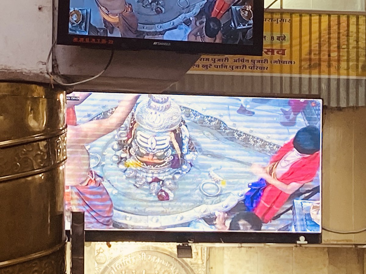 Ironmangaurav's tweet photo. One of the greatest feeling, While having Bhashma Aarti at Mahakaleshwar Jyotirlinga. Jai Mahakal, Har Har Mahadev 🙏🏻😍 https://t.co/wJXdTRI9Tf