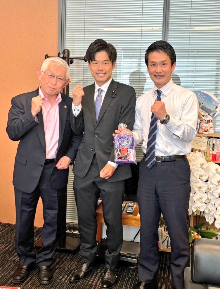 hashimoto_akasi's tweet photo. 【#小川淳也 幹事長、来たる】
本日11/15(金)の18時15分から、明石駅南口にて県議候補 #中山たかし の応援に来てくれます。

私 #橋本けいご ももちろん参加。
先月の衆議院選挙でも、応援いただきました。

明石市のみなさん、是非よろしくお願いします！

私も当選後、選挙中に応援にきてくださったことのお礼を申し上げることができました。

衆議院議員会館では #泉房穂 師匠とも、ご挨拶に伺いました。