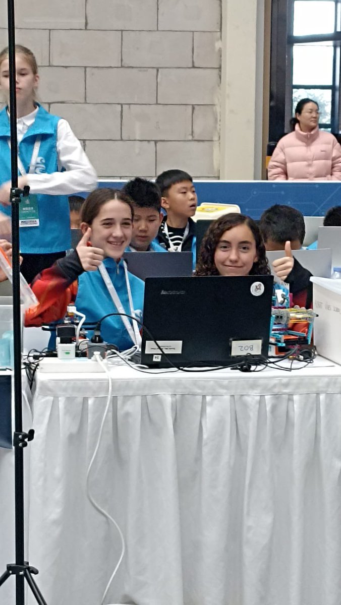 Primera ronda feta!!! 80 punts!!! Molt bona ronda!!! A per la segona!! 
I les han entrevistat a la televisió xina!!! 🥰 De la Seu a l’altra punta de món!! <a href="/ajlaseu/">Ajuntament de la Seu d'Urgell</a> <a href="/PEUSAenergia/">PEUSA</a> @cadi_cooperativa @goprinters <a href="/Proemotion1/">Proemotion</a> <a href="/Robotica_rocio/">Rocio</a>