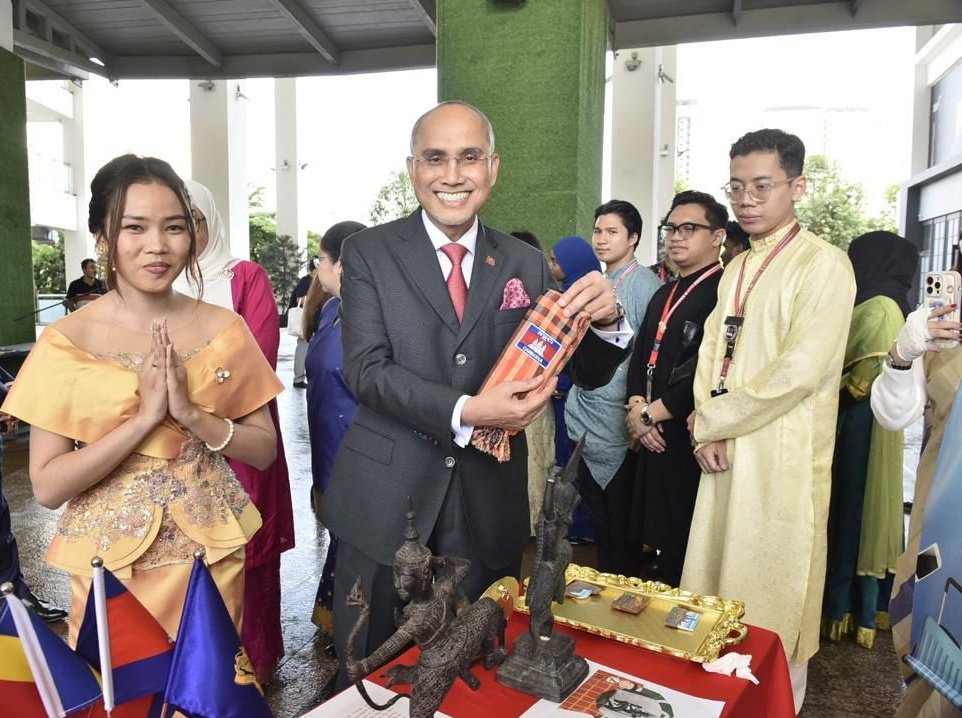 MSUGlobalAffair's tweet photo. Celebrating Cambodia's Independence Day! Honoring the spirit of freedom, unity, and resilience that defines this beautiful nation. π°πβ¨ #CambodiaIndependenceDay #ProudToBeCambodian #msumalaysia #letgomsu https://t.co/Tnzctdg6rm
