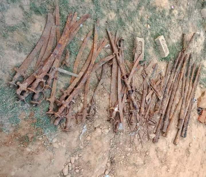 SwayamGlobal's tweet photo. Swords found during plowing of fields in a village in Shahjahanpur, Uttar Pradesh, are said to be from the 18th century and belong to Rajput warriors. https://t.co/bXafkqvjRx