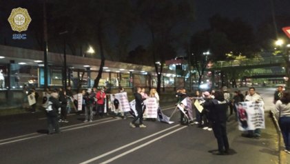 Comiteducacion's tweet photo. 🚨🚨🚨🚨
Vecinos de la zona de Taxqueña, amigos y familiares de ALONSO cierran vialidades y piden justicia
La autoridad se niega a dialogar, dice que el fiscal @UlisesLaraLopez ya se retiró a descansar
@ClaraBrugadaM @craviotocesar @AnitaLomeli @Paulogarciag @PabloVazC https://t.co/MeMRPVT8rI