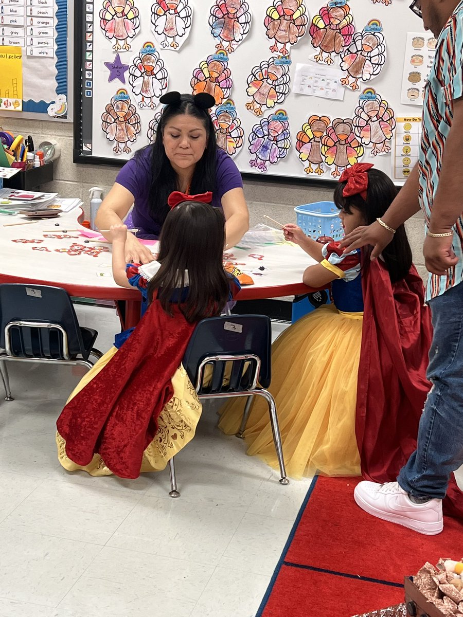 Ms_MtzTobias's tweet image. What a magical academic night @ReeceAcademy great resources for phonemic awareness. Building phonemic awareness skills.👏 #disneytheme @Primary_AISD
