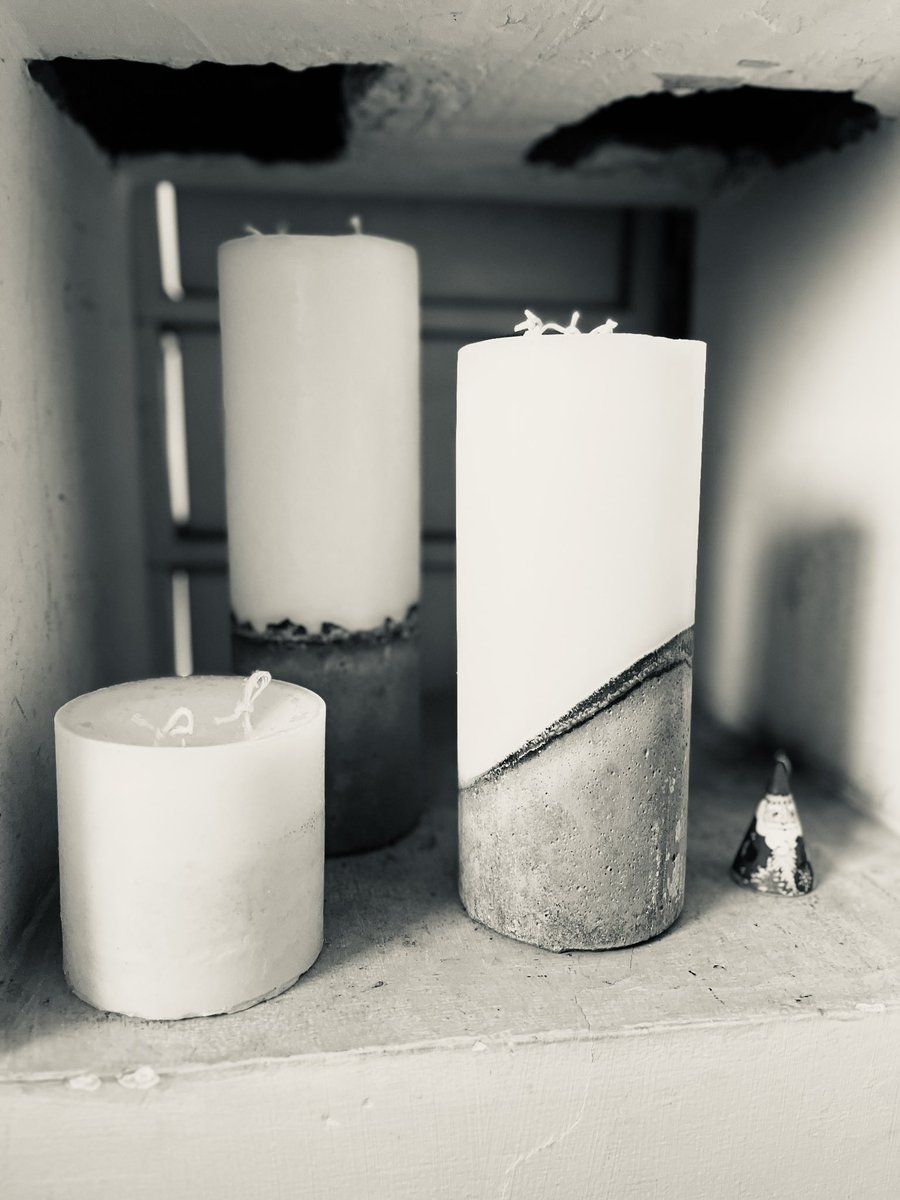 aphilosophy_ecu's tweet photo. 🕯️ Cimientos de luz 💡 

🚧 Velones de cemento para los apagones 🚧 #ApagonNacional https://t.co/tPCasGWHOx