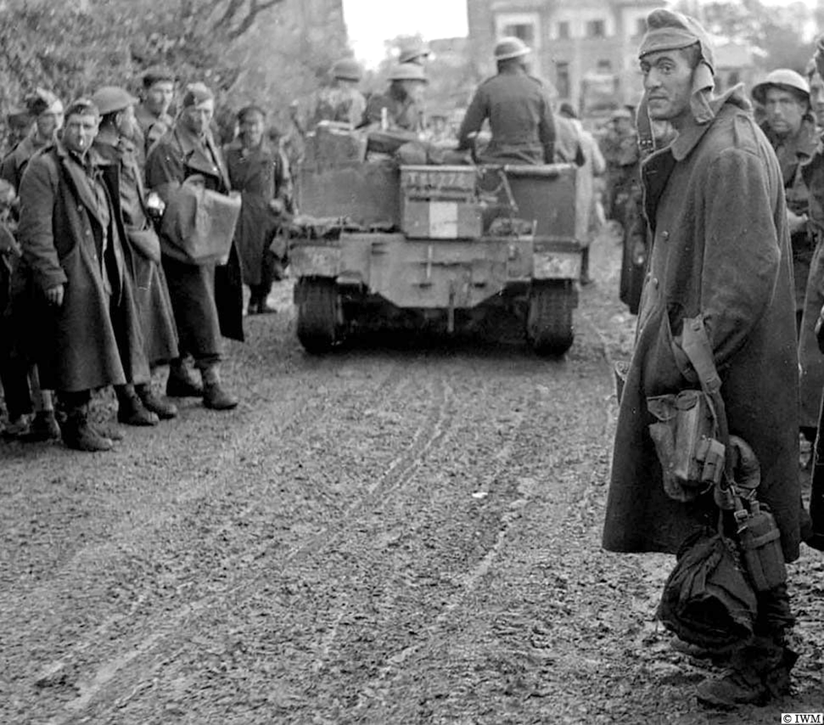 rgpoulussen's tweet image. #OTD in 1943, Italy. Exhausted troops from the Coldstream Guards after being withdrawn from Monte Camino after an unsuccessful assault. #WW2 #HISTORY
