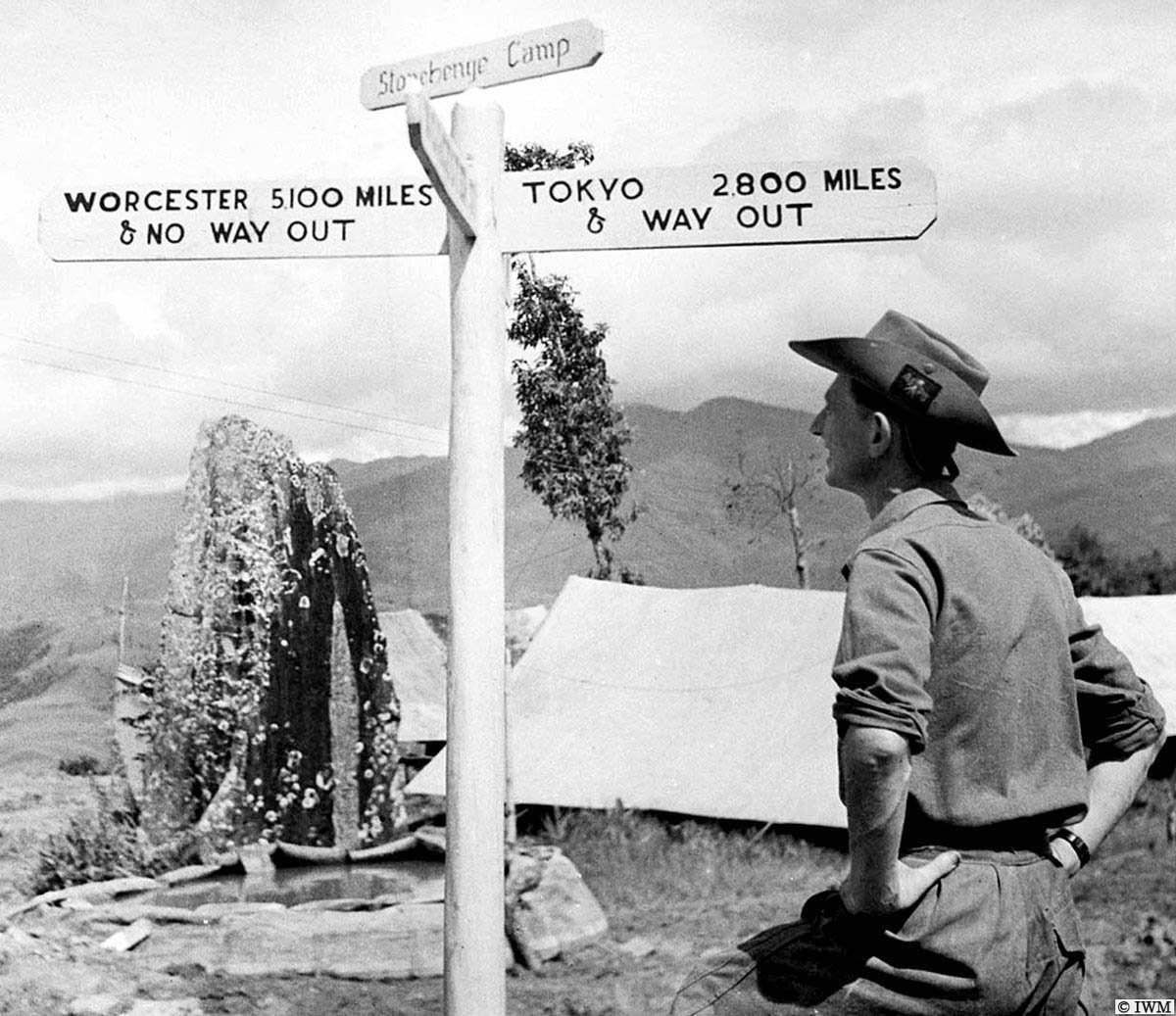 rgpoulussen's tweet image. (November 1944, Far East.) Worcestershire Yeomanry man on Imphal to Kohima road. #WW2 #HISTORY