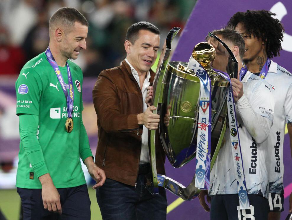 Marco Antonio Pila (@marcoantwan) on Twitter photo <a href="/Polificcion/">Carlos Andrés</a> Pero quéjate cuando el Noboa entregó la copa a LDU. Ahí quéjate. Eso me parece proselotismo político. <a href="/Polificcion/">Carlos Andrés</a> Pero quéjate cuando el Noboa entregó la copa a LDU. Ahí quéjate. Eso me parece proselotismo político.