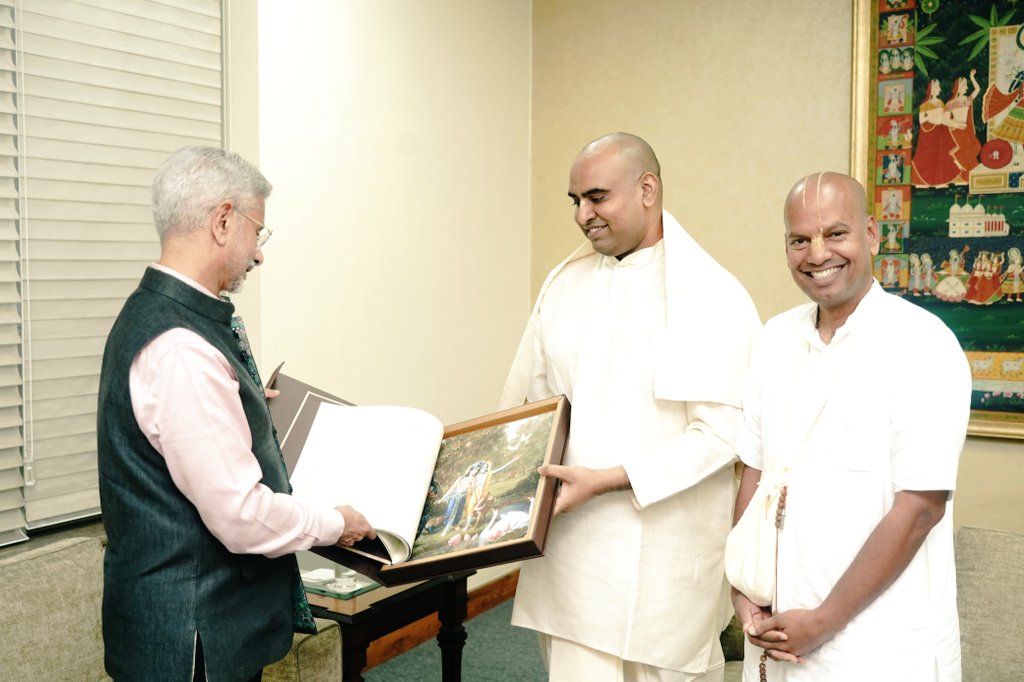 Yudhistir Govinda Das (@yudhistirgd) on Twitter photo Called on the External Affairs Minister of India Shri <a href="/DrSJaishankar/">Dr. S. Jaishankar</a> Ji and invited him to inaugurate the new Mahabharata and Ramayana museum at the ISKCON temple in New Delhi.
<a href="/IndianDiplomacy/">Indian Diplomacy</a> Called on the External Affairs Minister of India Shri <a href="/DrSJaishankar/">Dr. S. Jaishankar</a> Ji and invited him to inaugurate the new Mahabharata and Ramayana museum at the ISKCON temple in New Delhi.
<a href="/IndianDiplomacy/">Indian Diplomacy</a>