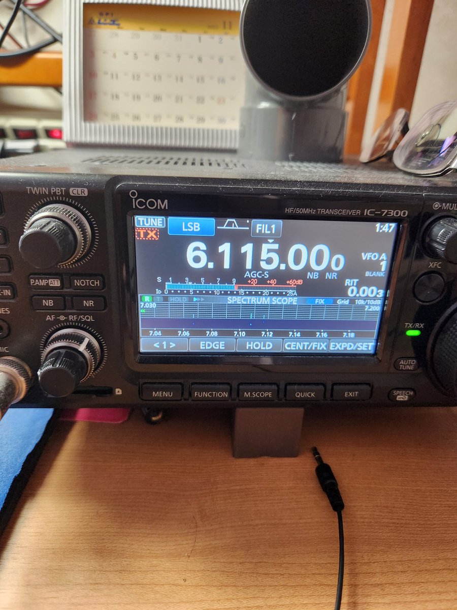 aichiSK307's tweet photo. 全然流行していない、この時期にコロナに初感染してしまった。今までの大流行時期を何度も切り抜けてきたのに、油断してしまった。ラジオ日経のRaNi Music聴きながら在宅勤務。99%の人がラジコで視聴でしょうが、無線家は直接波受信。7MHzのダイポールに、よくマッチ。 https://t.co/cJfnjpOyaF