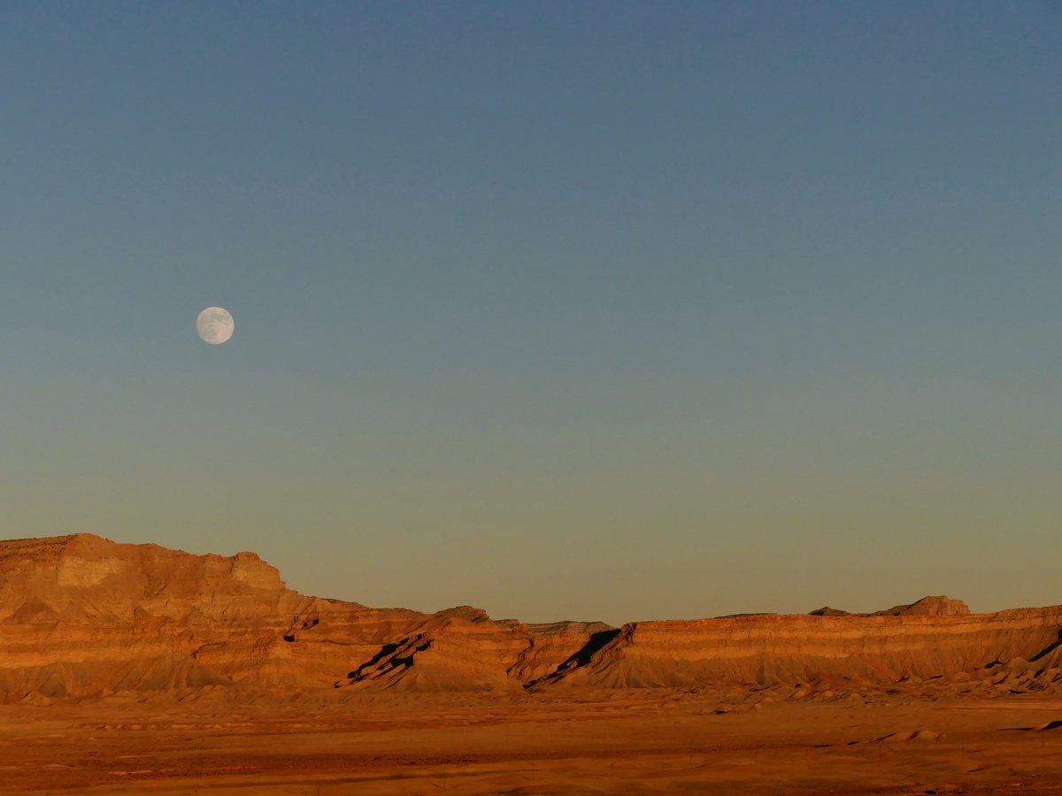 trevormusa's tweet photo. The Beaver Moon https://t.co/UyGd2xVAeI