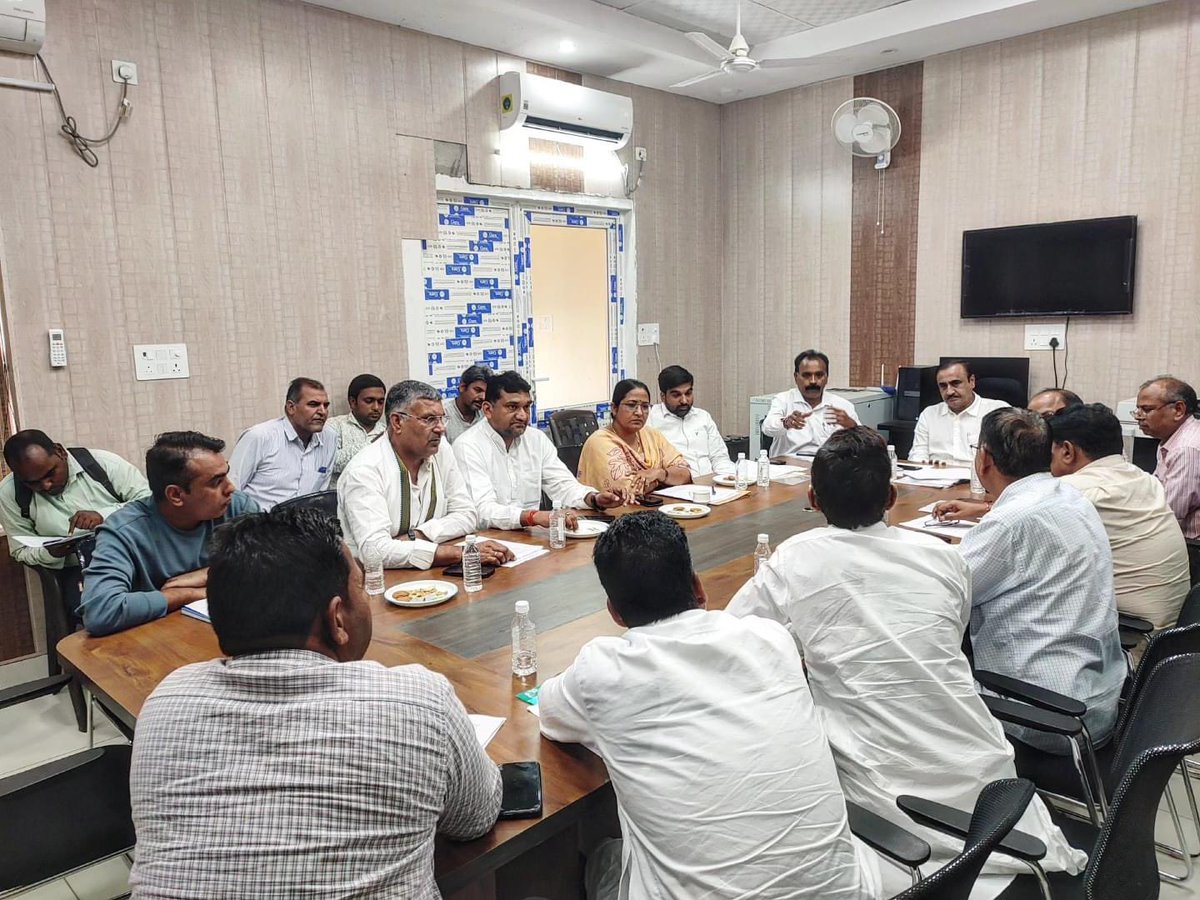 हनुमानगढ़ में इंदिरा गांधी नहर परियोजना के प्रथम चरण में जल वितरण एवं उपयोग हेतु गठित परामर्शदात्री समिति की बैठक में विभिन्न विषयों पर विचार-विमर्श हुआ, जिसमें जल संसाधनों के संरक्षण, वितरण की प्रक्रिया में पारदर्शिता एवं किसानों को इसका अधिकतम लाभ कैसे मिल सके|
<a href="/INCRajasthan/">Rajasthan PCC</a>